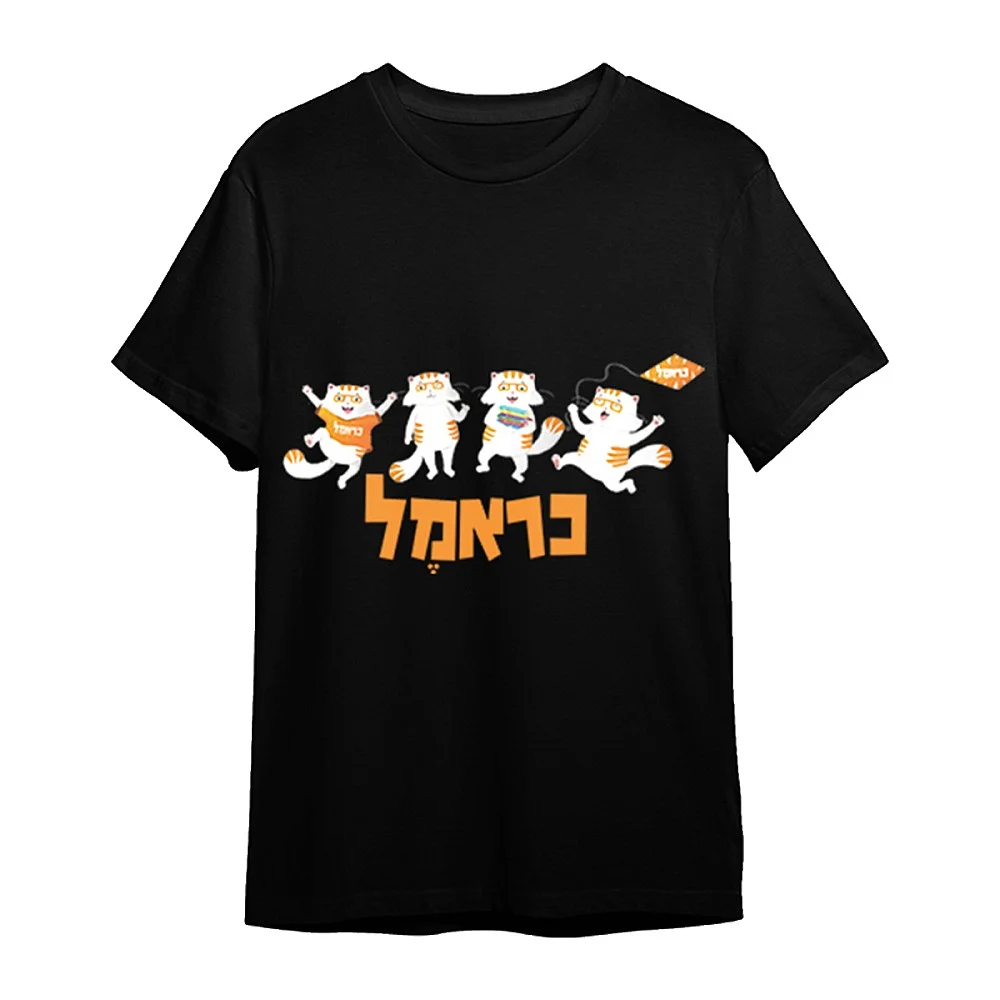 חולצת דמויות כראמל ולוגו רקע שחור חולצת דמויות כראמל ולוגו רקע שחור