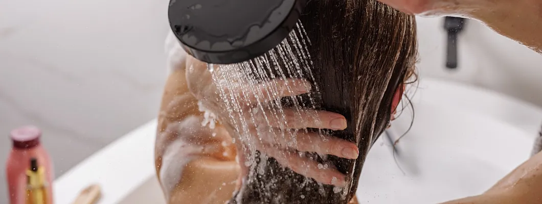 שמפו ללא מלחים לשיער שעבר החלקה: איך לבחור נכון ולהימנע מנזק מצטבר
