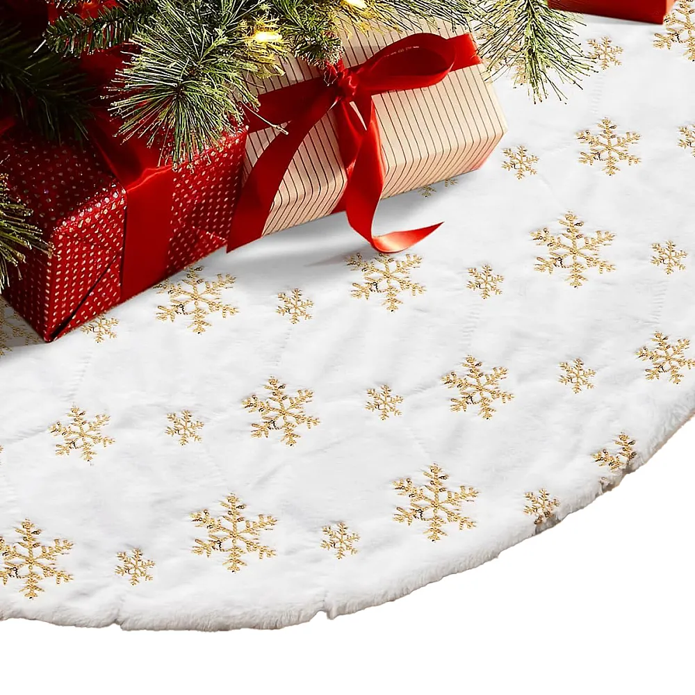 שטיח לעץ אשוח עם פתיתי שלג זהובים - קוטר 90 ס״מ