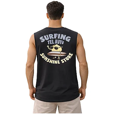 גופיית גבר שחורה עם הדפס גלישה Surfing Tel Aviv